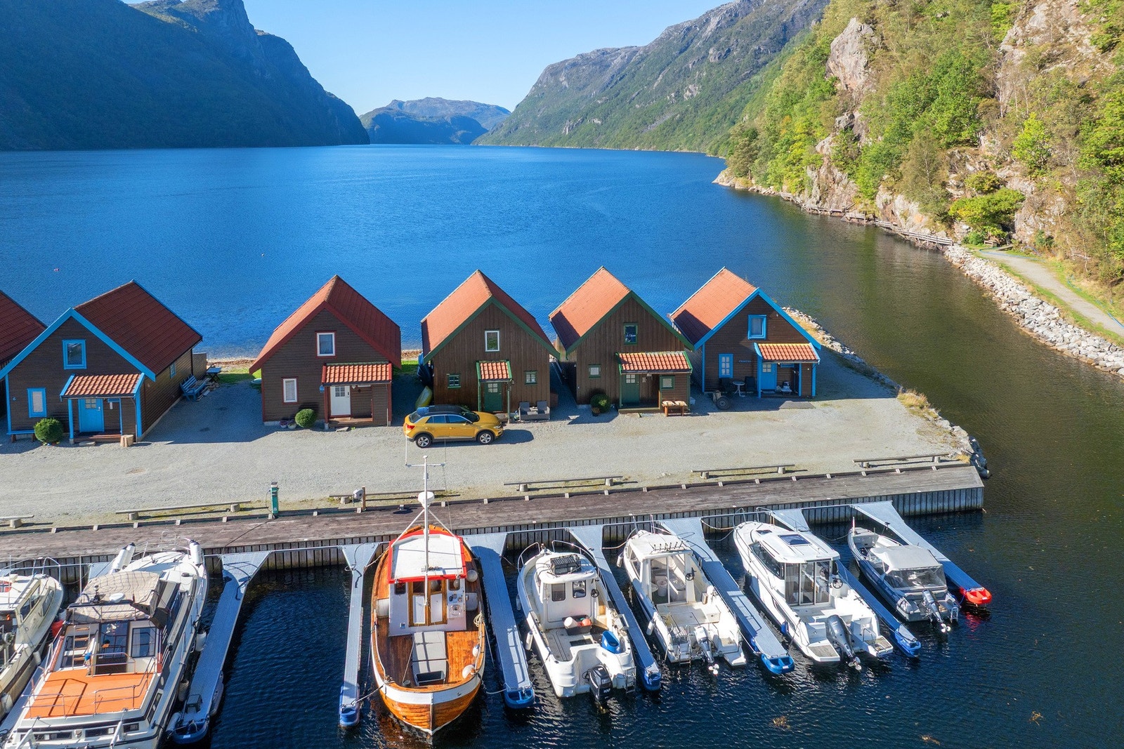 Hyttene ligger optimalt til på egen strandsone tilrettelagt for uslåelige forhold Galleribilde