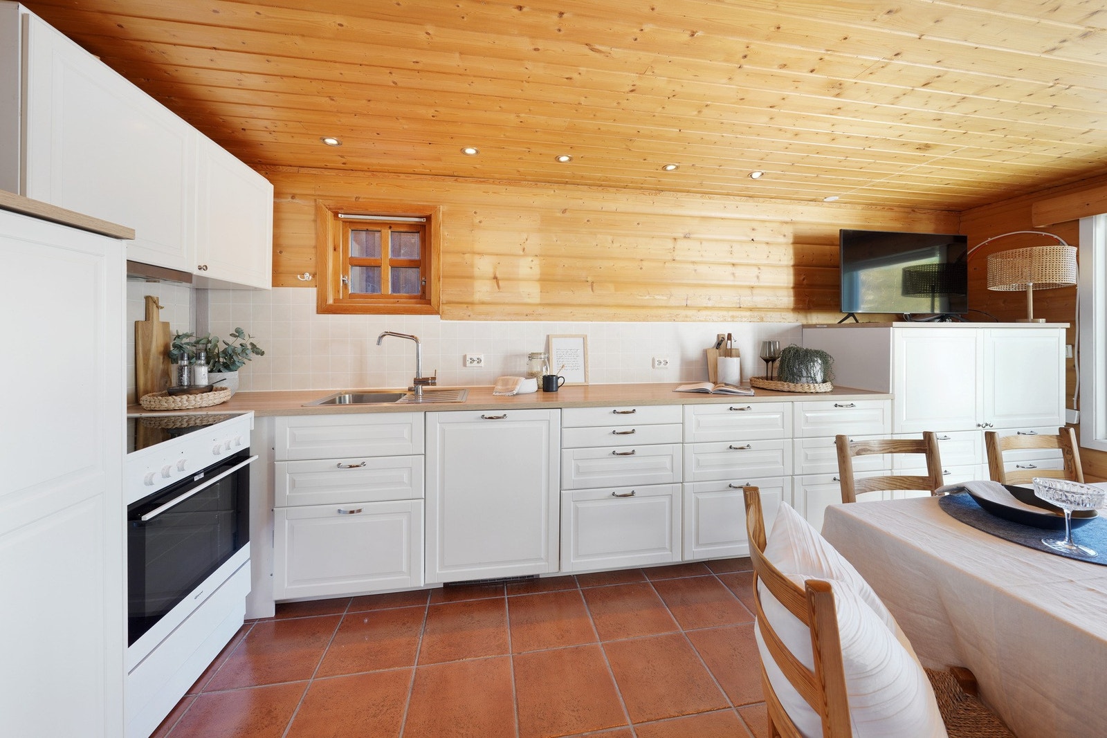 Forlenget kjøkken for ekstra benke- og skapplass Galleribilde