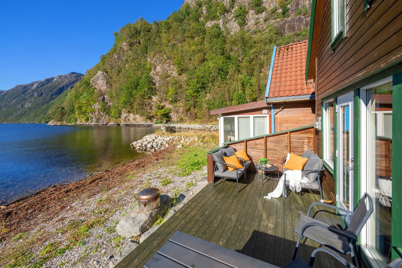 Koselig terrasse med naturlig utgang til strandsonen Galleribilde