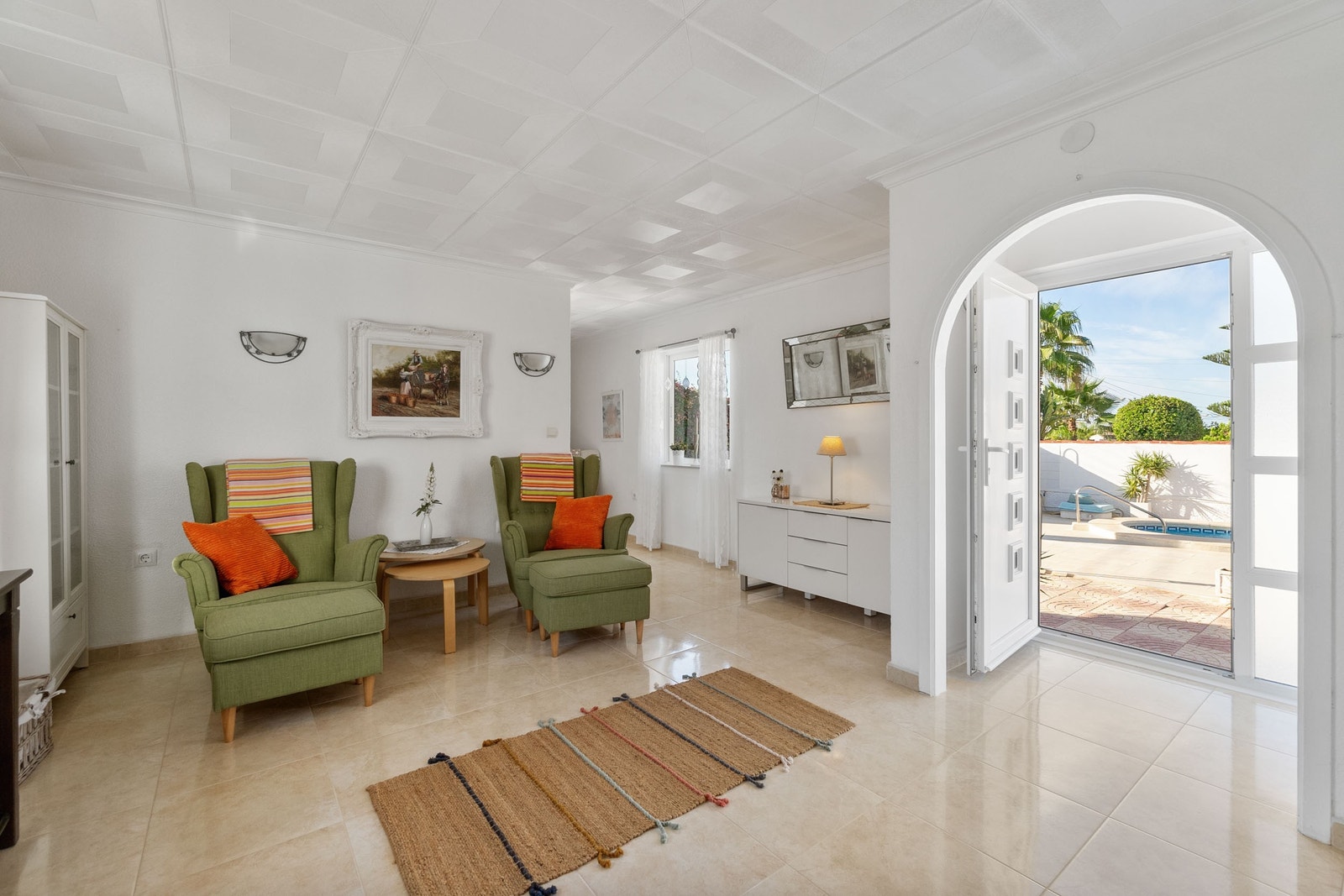 Stuen i gjestehuset, med direkt utgang til bassengområde Galleribilde