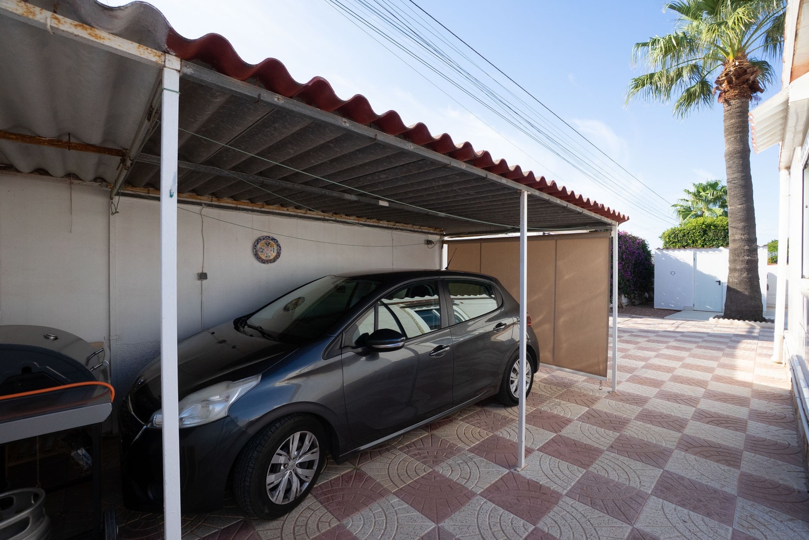 Carpor, bil følger med huset Galleribilde