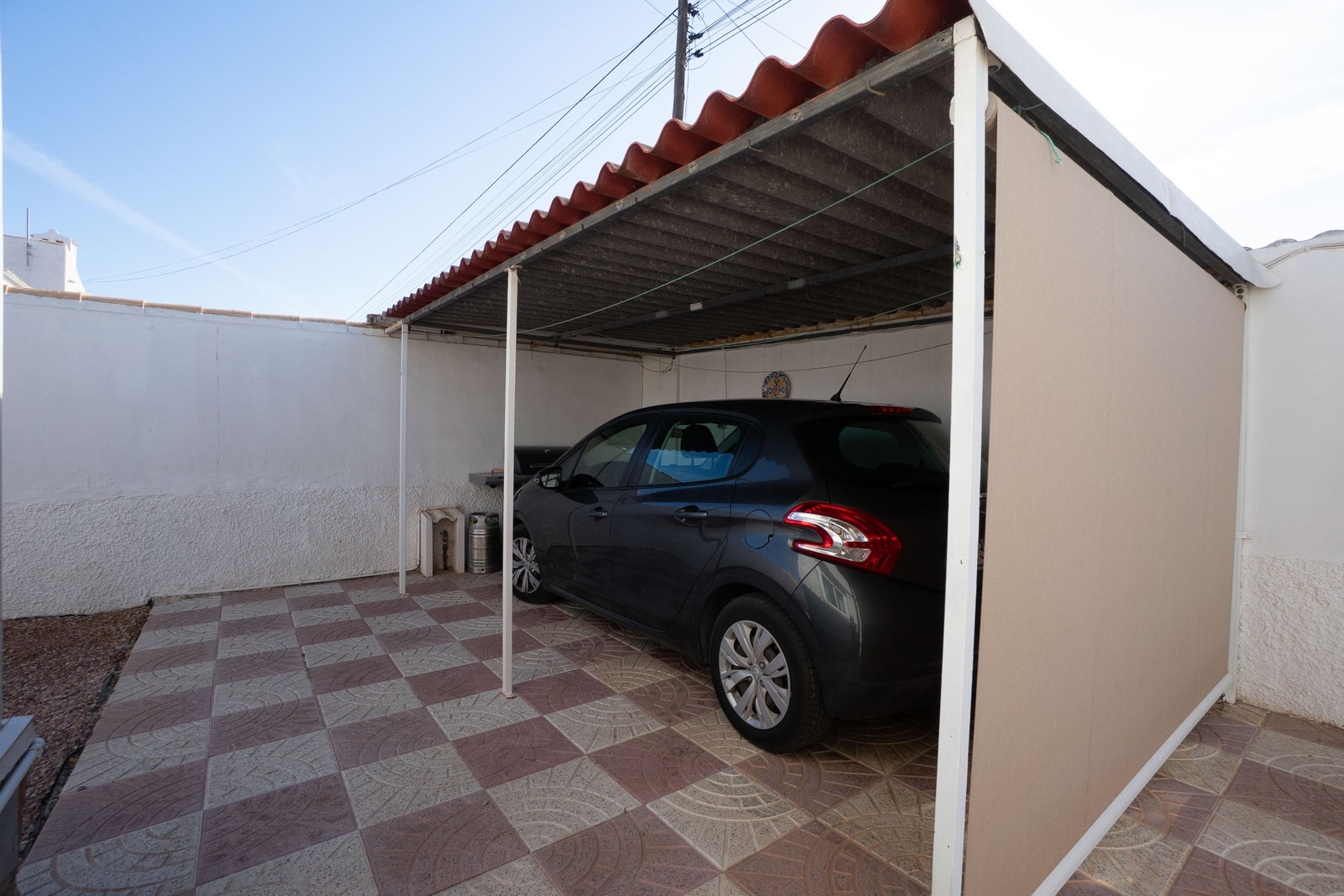 Carpor, bil følger med huset Galleribilde