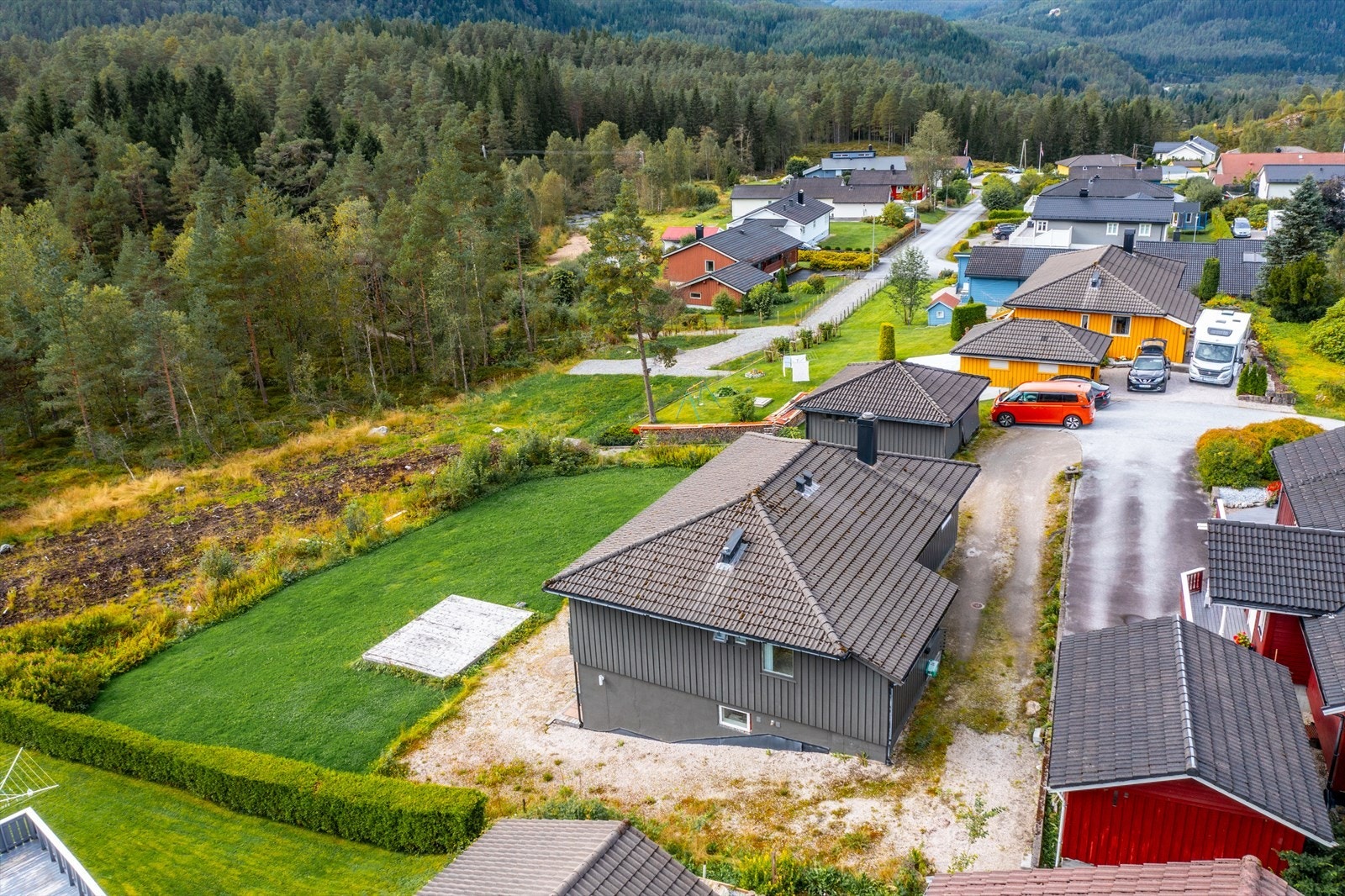 Eiendommen ligger fint i enden av blindveg med fine turområder lett tilgjengelig. Galleribilde