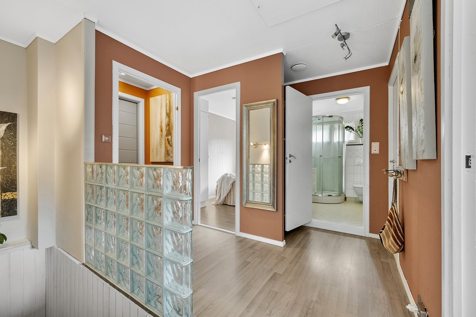 Hovedetasjen inneholder 4 soverom. Deler av underetasjen er innredet for utleie. Galleribilde