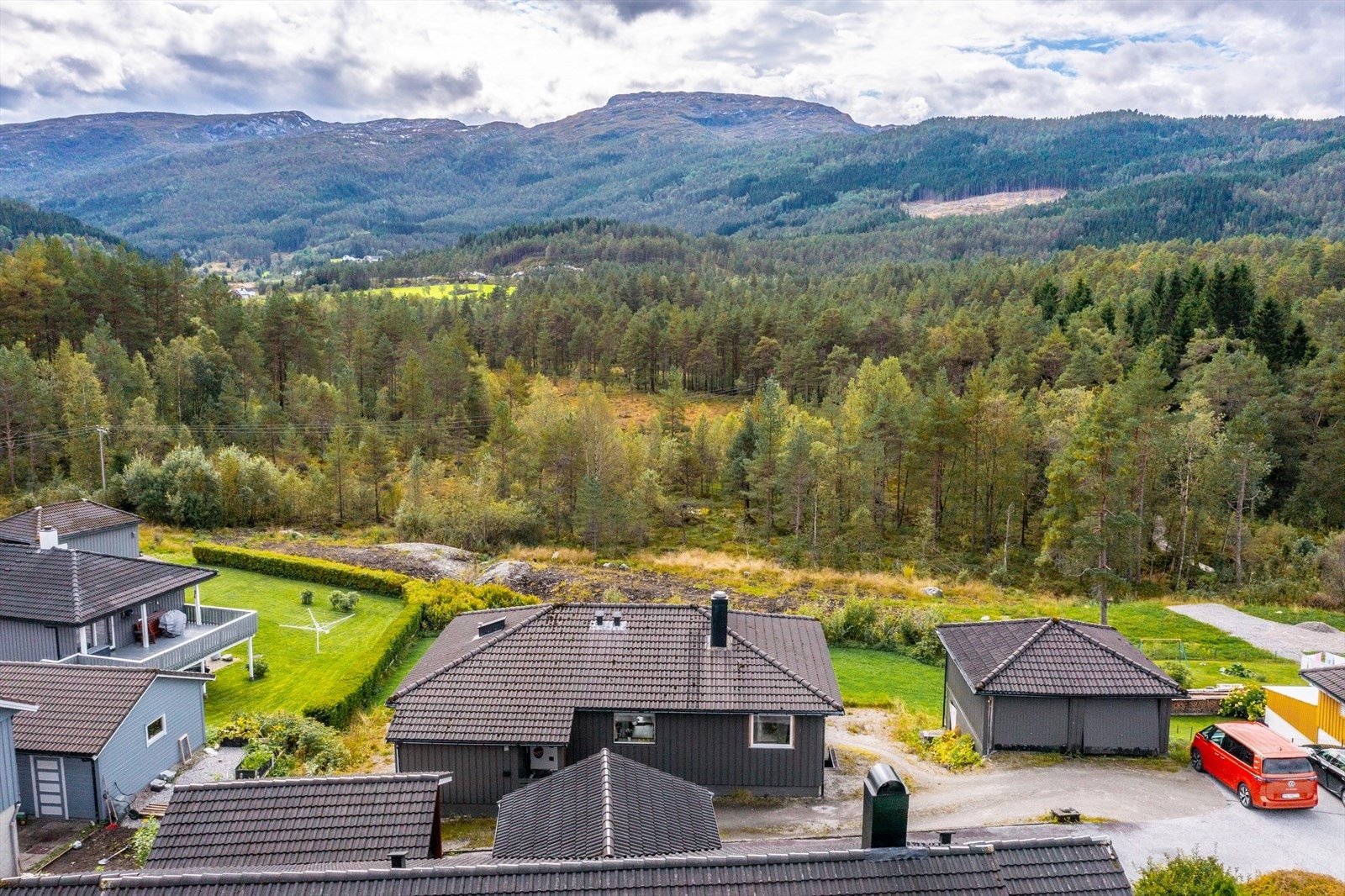 Her får du en usjenert plassering med gode solforhold, hage og utsikt mot sør. Galleribilde