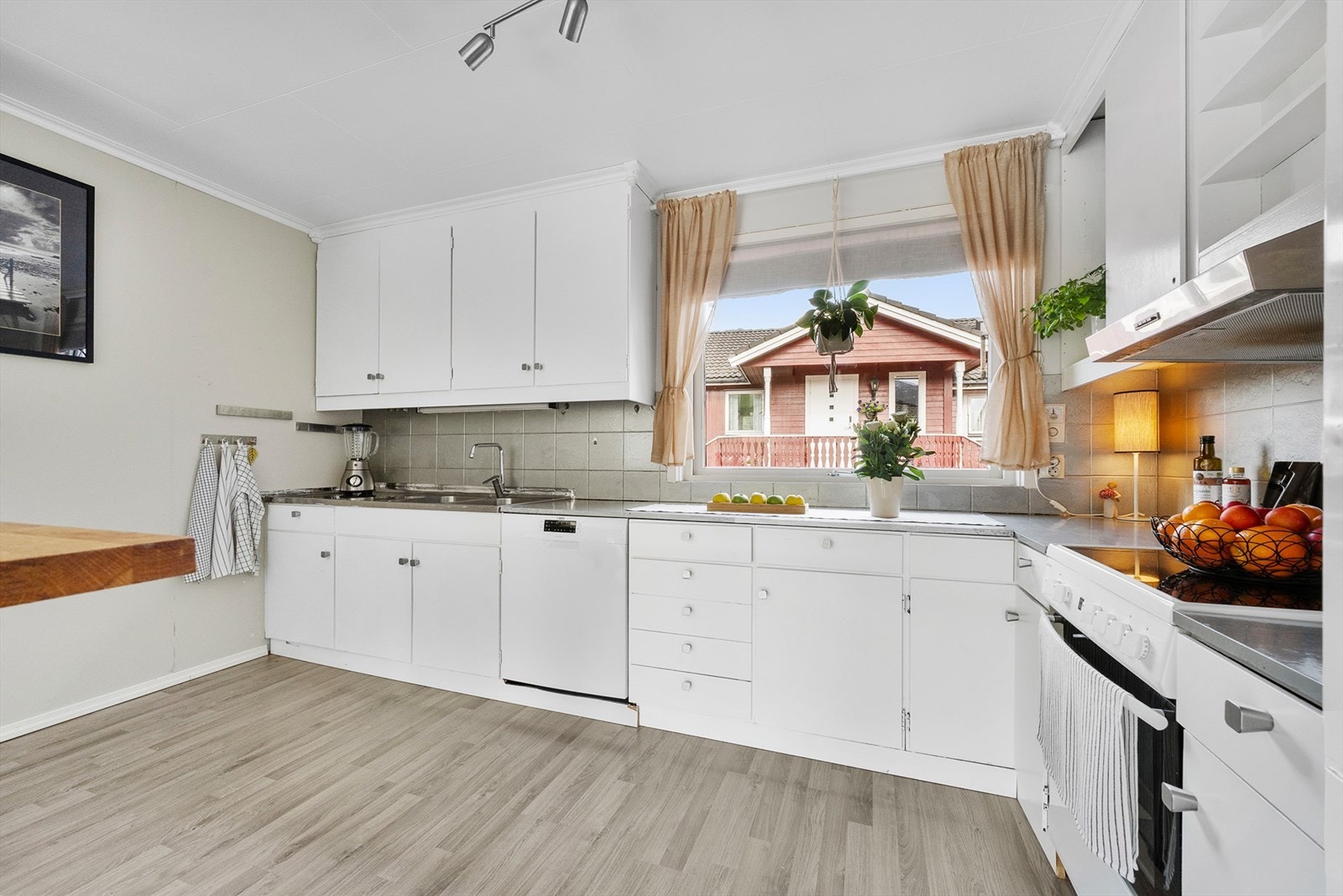 Kjøkkeninnredningen har med skap og benkeplass. Galleribilde