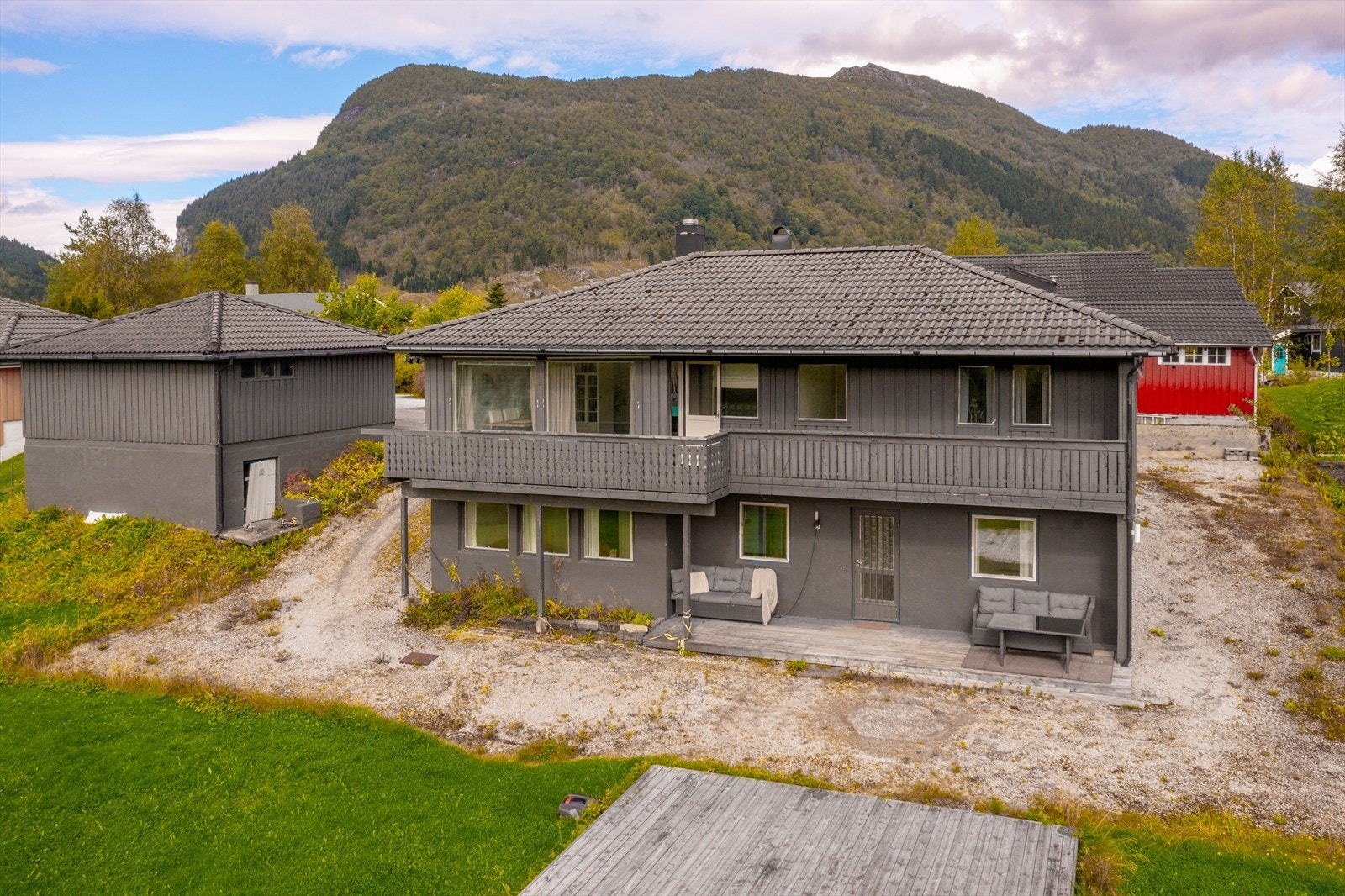Enebolig med frittstående garasje i enden av etablert byggefelt på Sande. Galleribilde