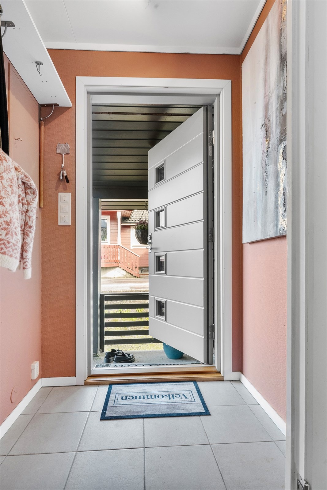 Her er vindfanget. Utenfor inngangsdøren er det sportsbod. Galleribilde