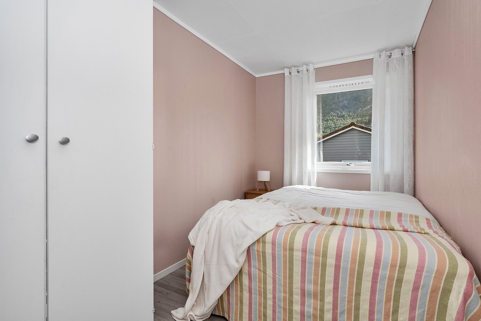 Ett av fire soverom i hovedetasjen. Galleribilde