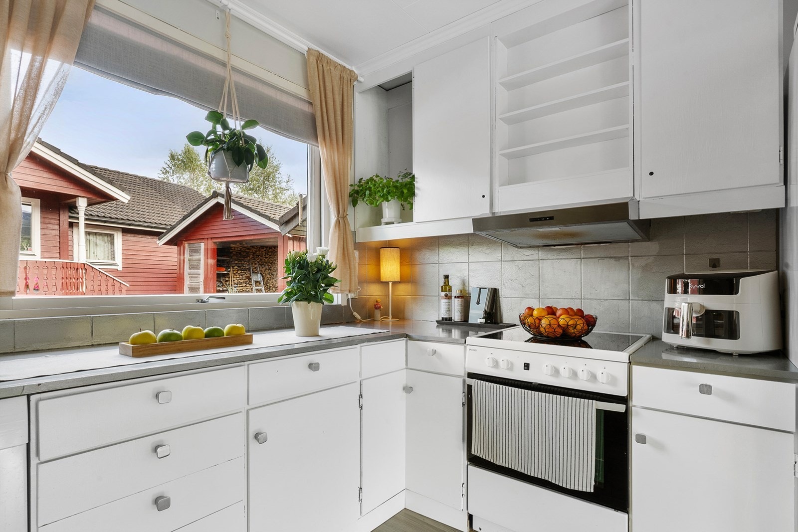 Hvitevarer på kjøkkenet følger med ved salg. Galleribilde