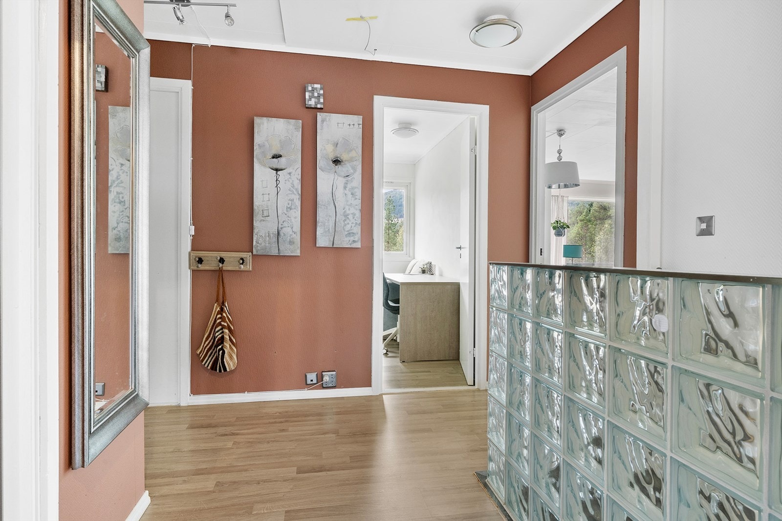 Gangen i hovedetasjen. Galleribilde