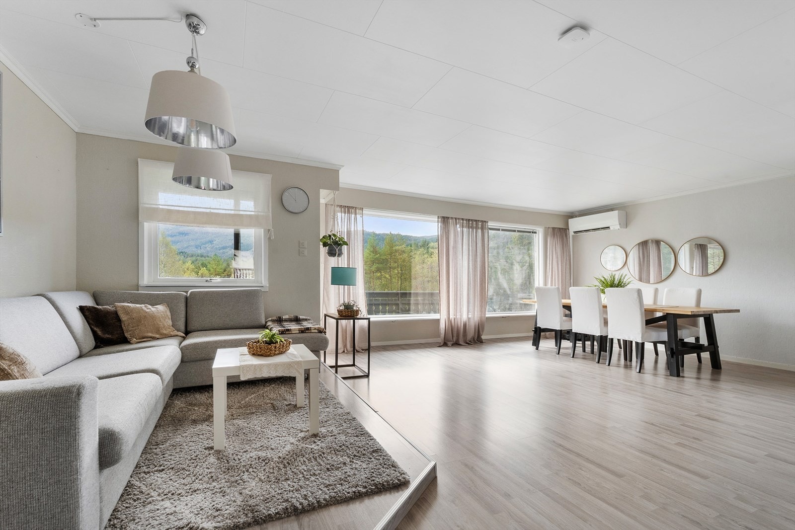 I stuen er det satt inn vedovn og varmepumpe. Galleribilde