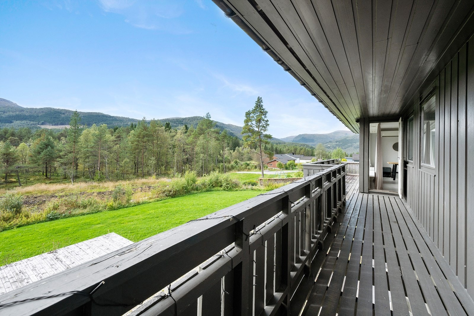 Verandaen har svært gode solforhold og fin utsikt til marka utenfor byggefeltet. Galleribilde
