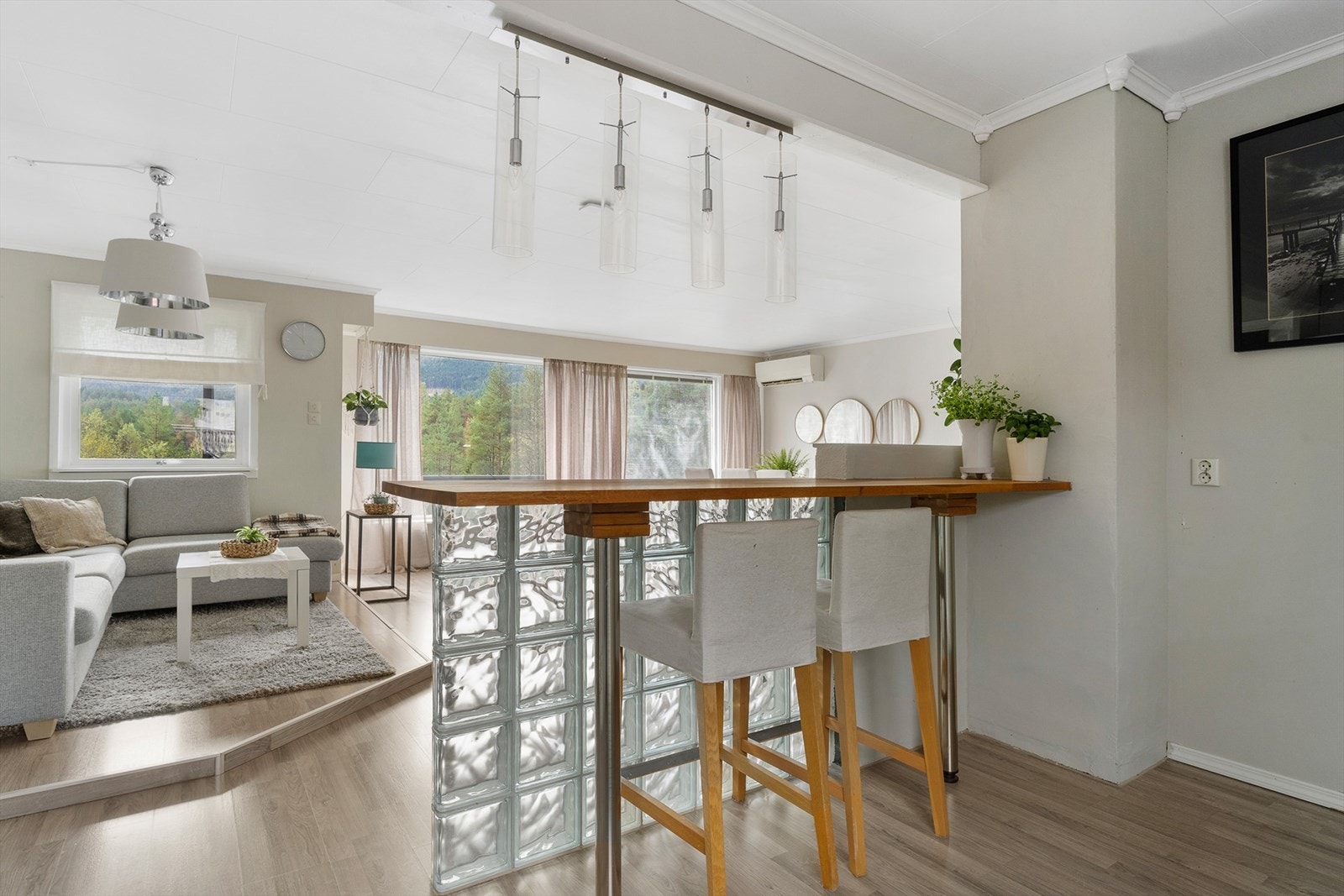 Stuen og kjøkkenet er avdelt med bardisk. Galleribilde