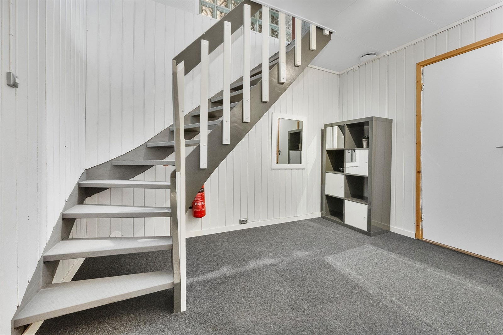 Underetasjen er byggemeldt med utleiedel. Denne er delvis ombygd uten at endringer er omsøkt. Galleribilde