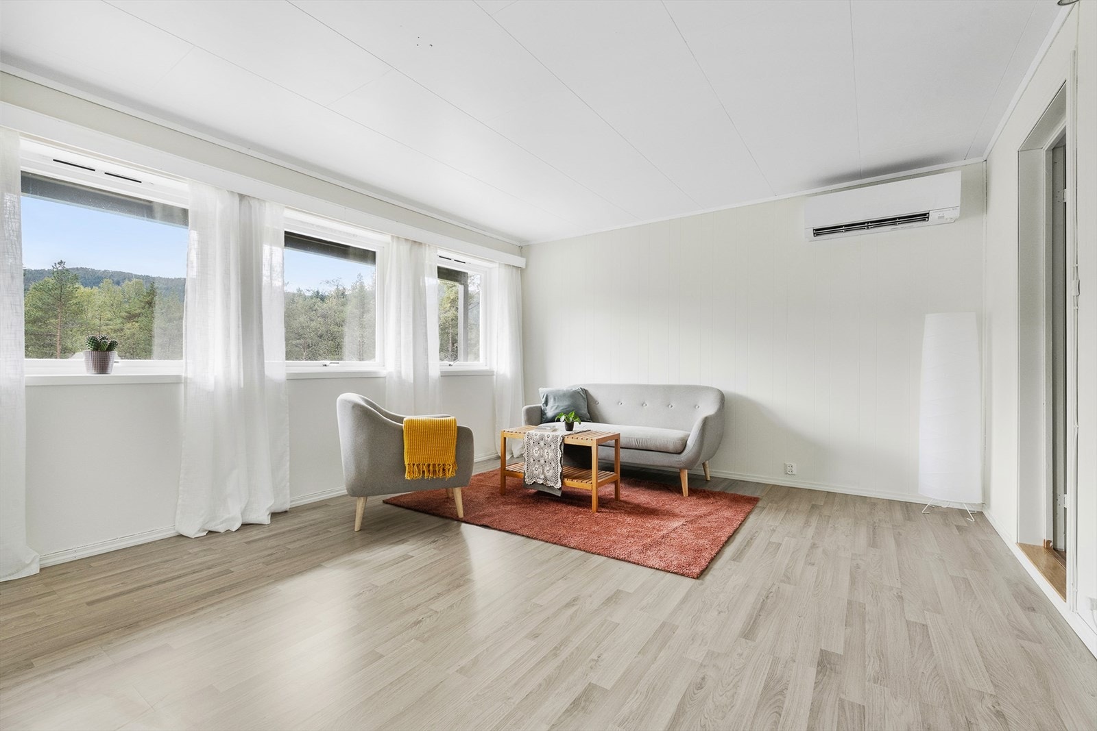 Stuen i underetasjen har varmepumpe. Galleribilde