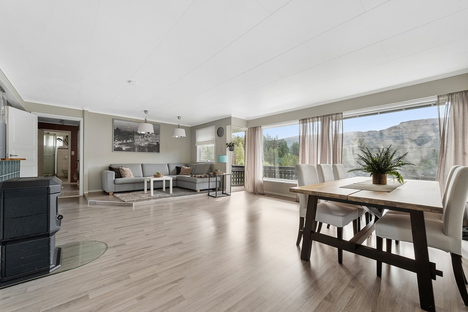 Hovedetasjen har en lys og trivelig stue med god plass til møblering. Galleribilde