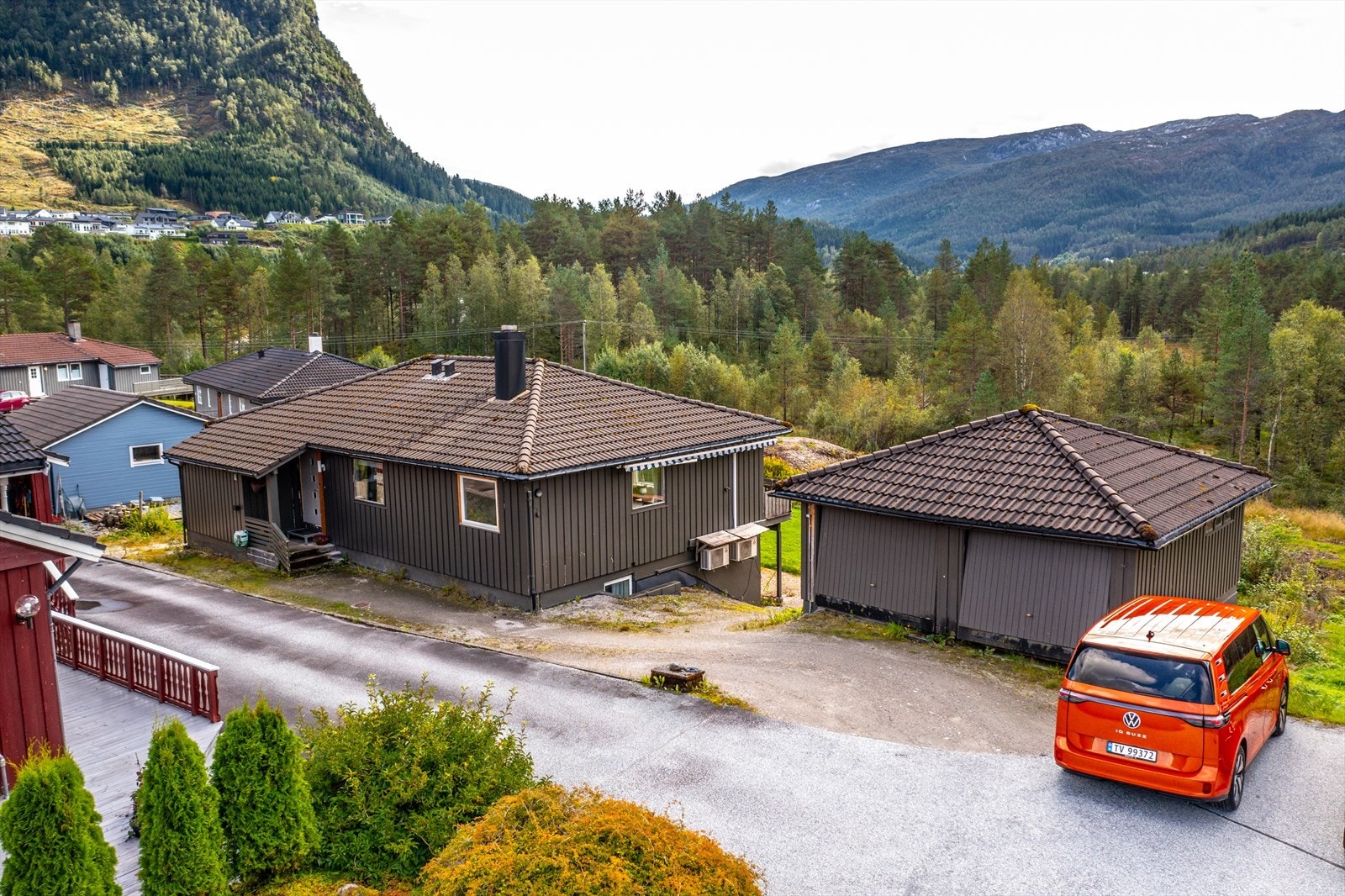 Eiendommen har enkel tilkomst til dobbel garasje. Galleribilde