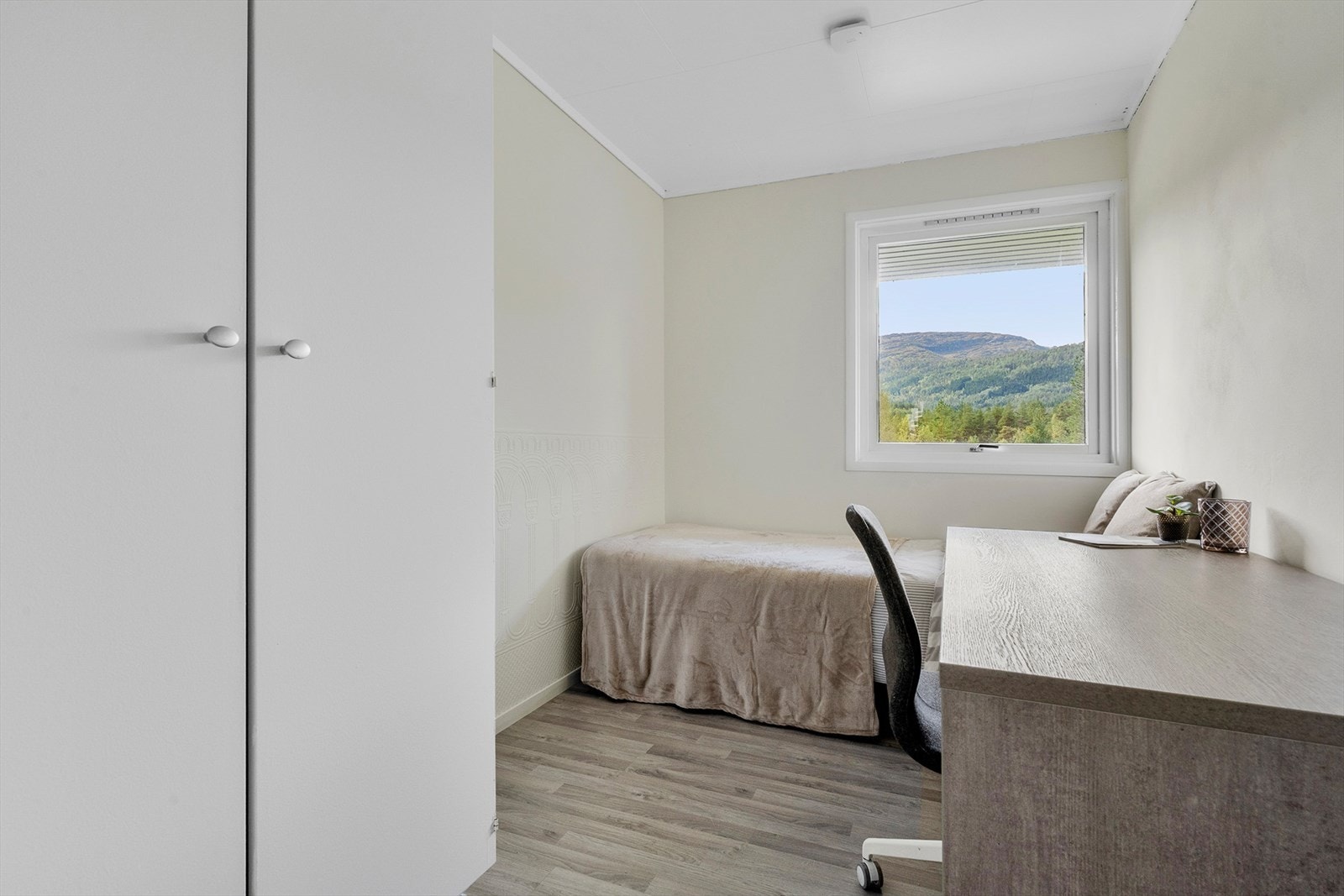 Ett av fire soverom i hovedetasjen. Galleribilde