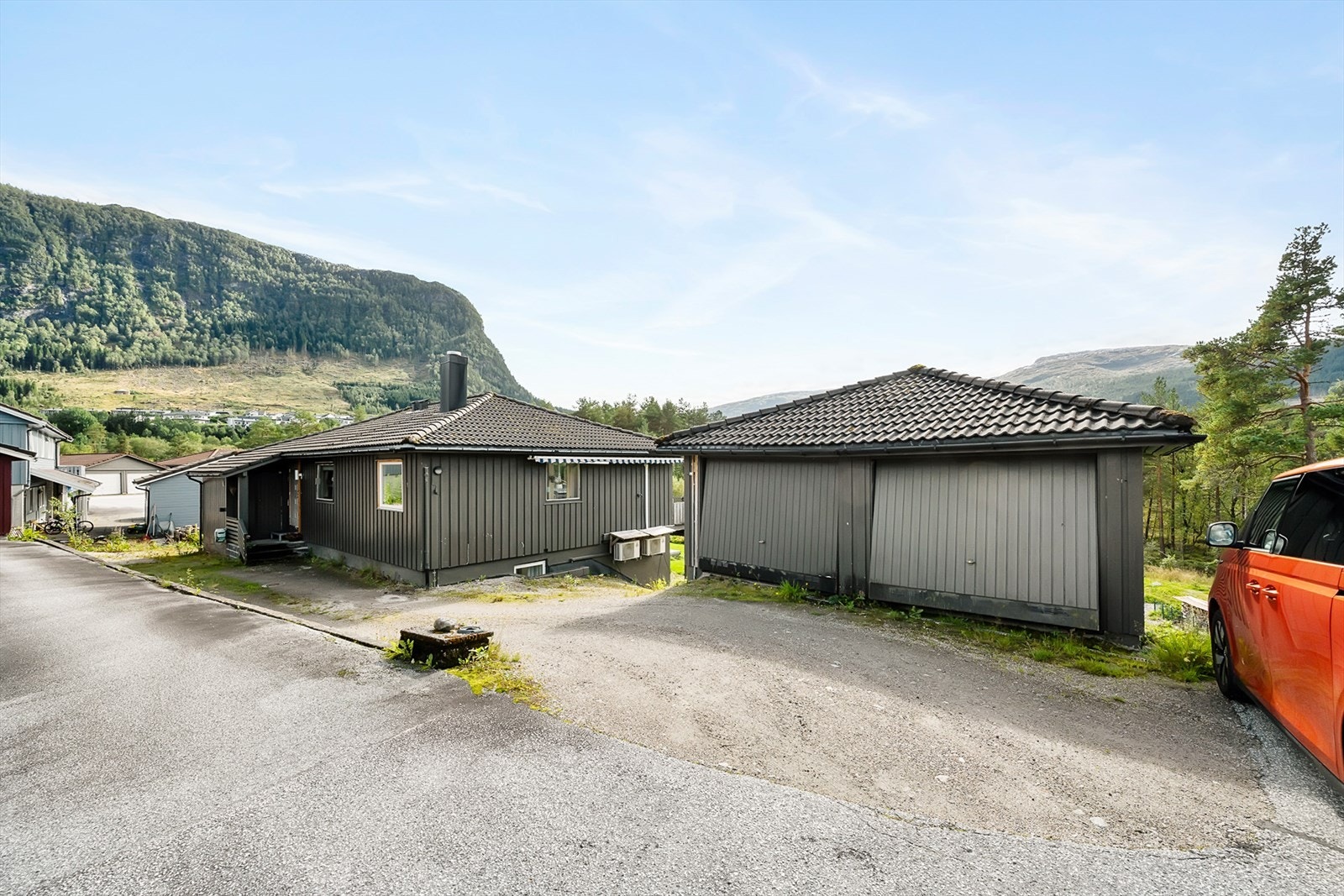 Frittstående dobbel garasje. Galleribilde