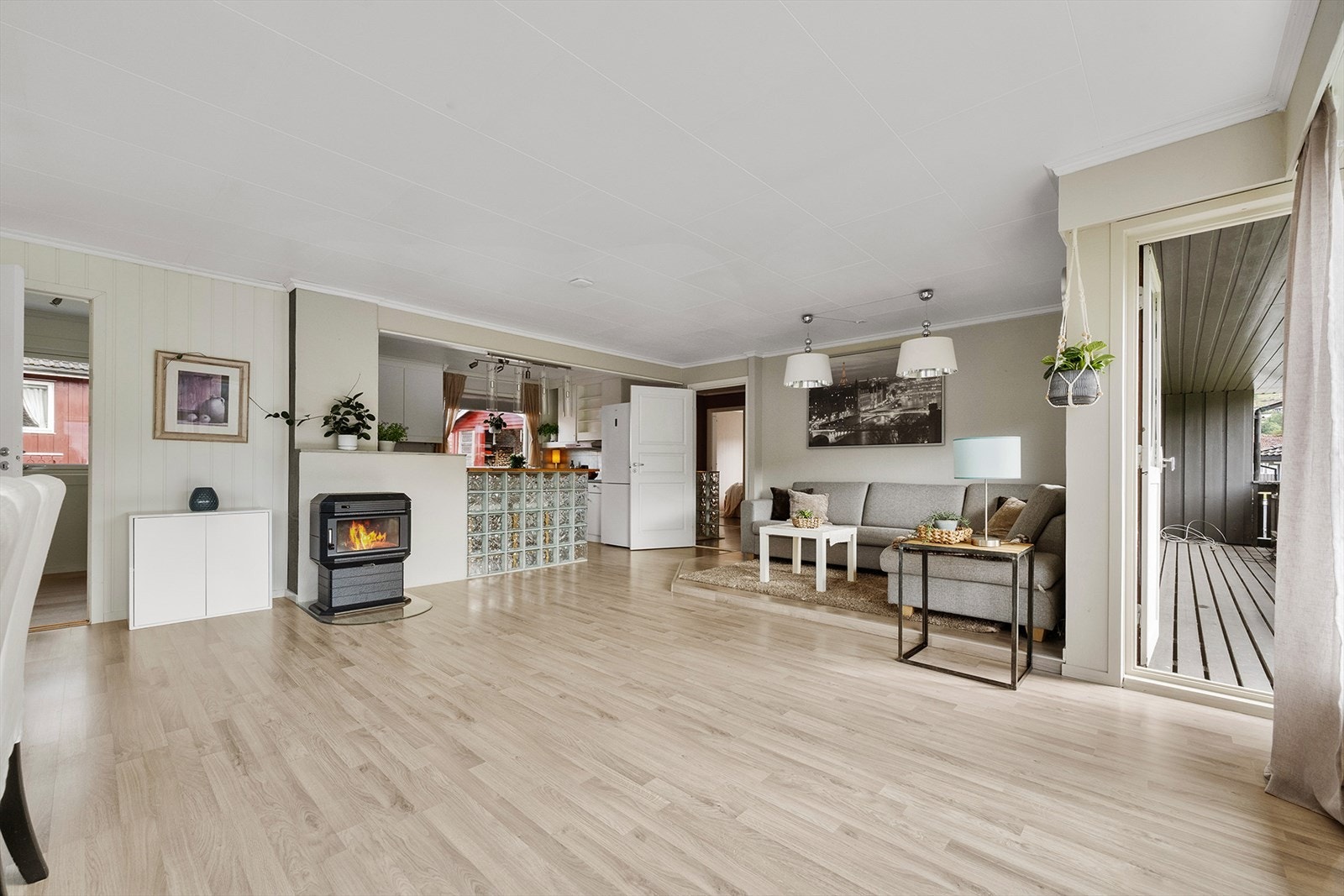 Stuen og kjøkkenet er i åpen løsning. Fra stuen er det utgang til veranda. Galleribilde