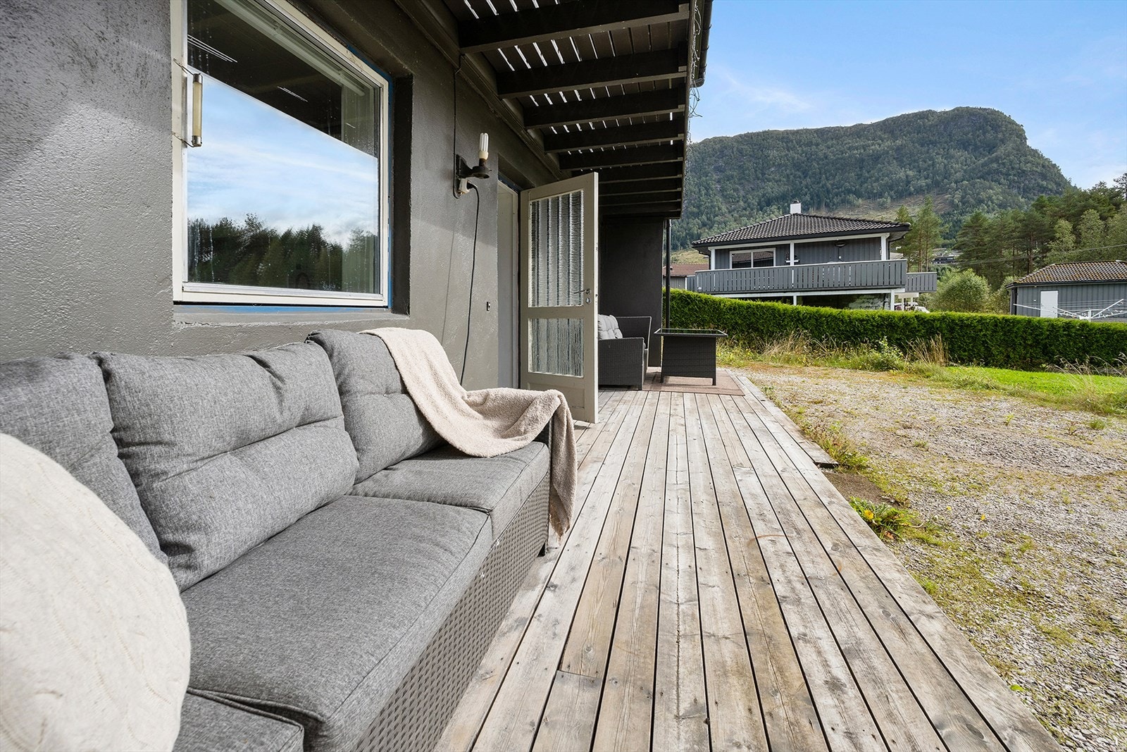 Utenfor inngangspartiet i underetasjen er det platting. Galleribilde