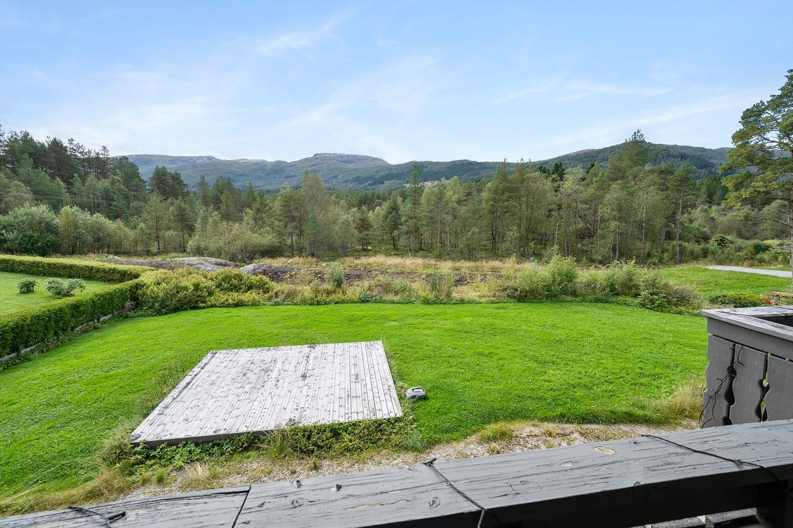 Hagen har stor plen og uteplatting. Galleribilde