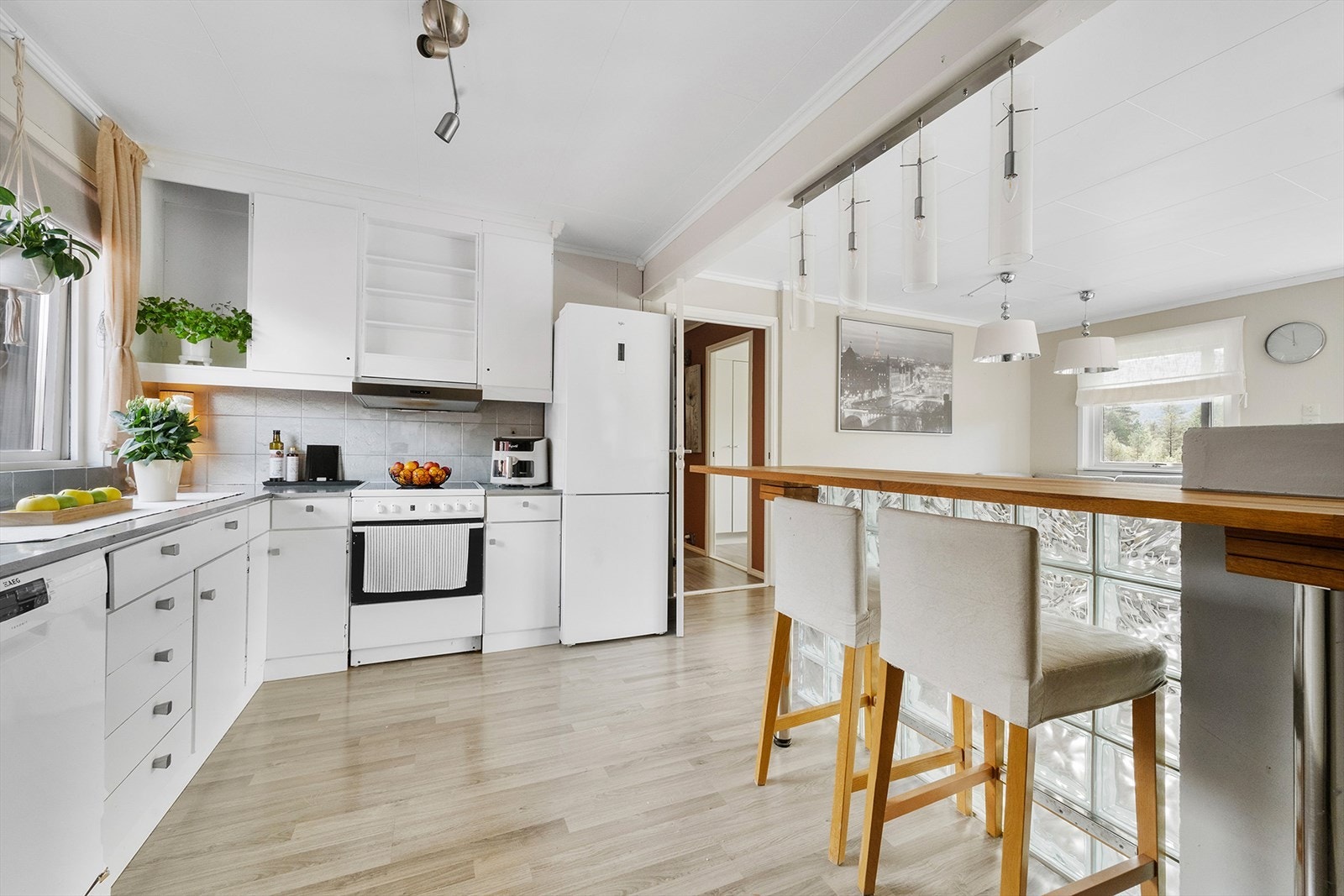 Kjøkkenet er innredet med ett hvitt vinkelkjøkken. Galleribilde