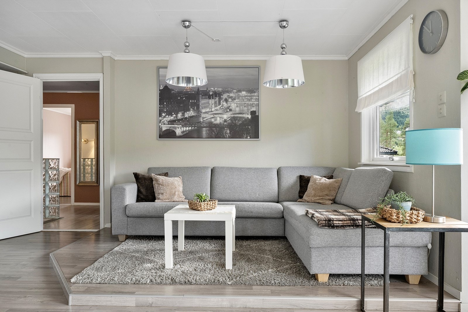 Stuen er utvidet inn i det ene soverommet. Galleribilde