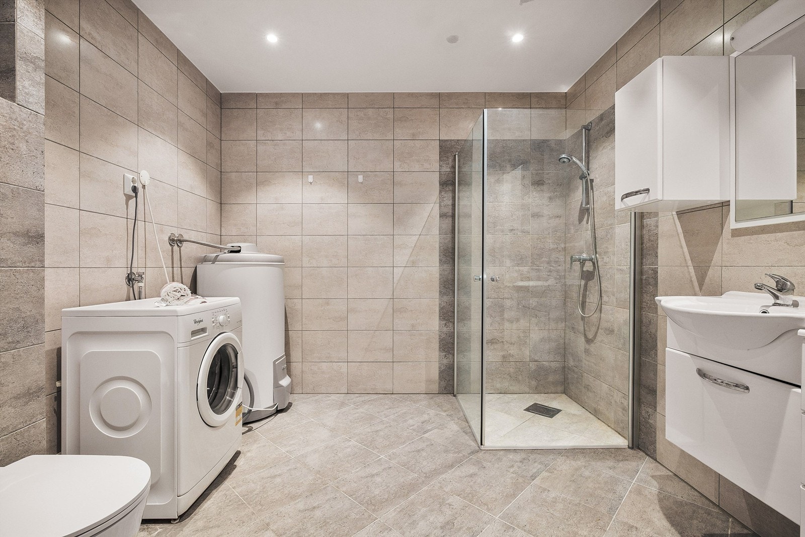 Stort helfliset bad med varme i gulv Galleribilde