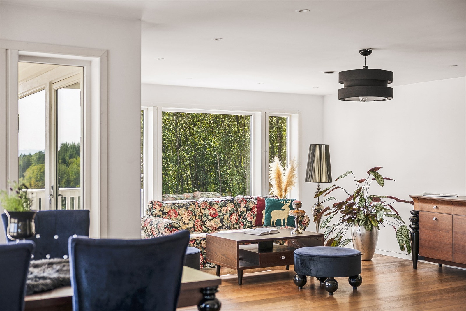 Stuen har store vindusflater og er dermed meget godt belyset. Her får du inn masse dagslys og sol. Galleribilde