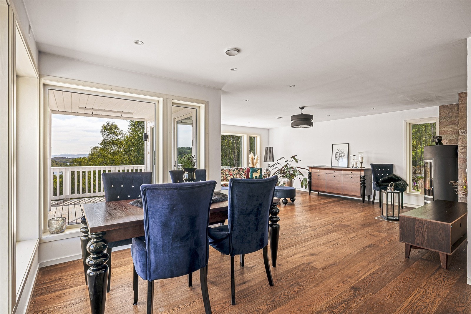 Overetasjen har god plass til spisegruppe, nyt middag med dine nærmeste med fantastisk utsikt. Galleribilde