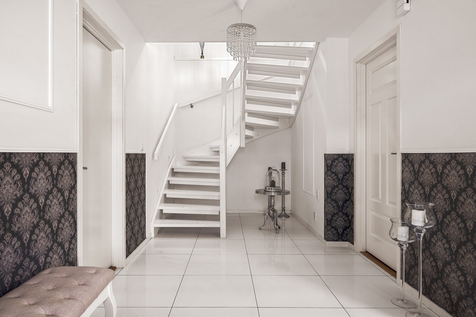 Gang i første etasje, i denne etasjen finner du et soverom, toalett og vaskerom. Galleribilde