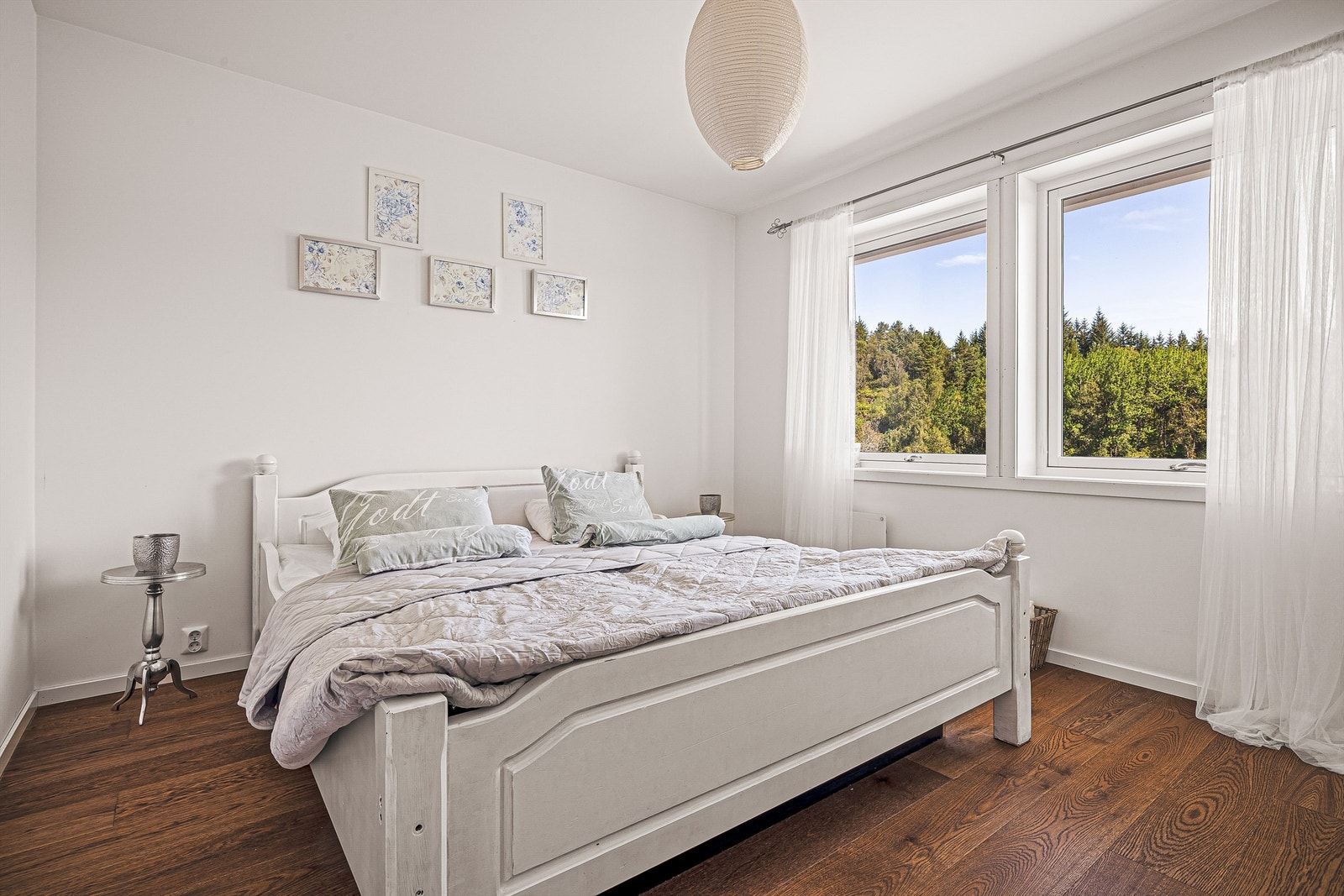 Soverom i første etasje. Lyst og med god plass til dobbeltseng. Galleribilde