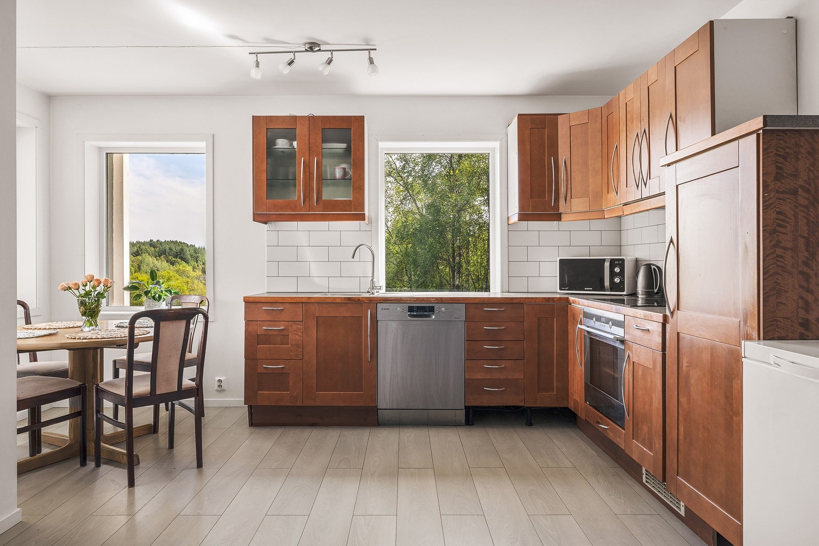 Praktisk løsning med kjøkken og spisegruppe samme sted. Galleribilde