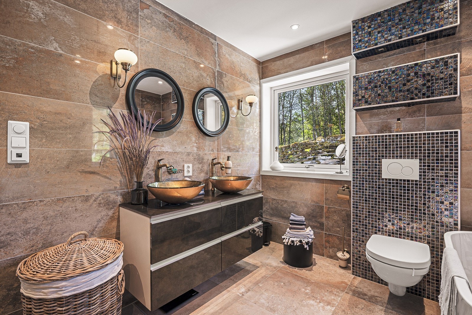 Praktisk bad, med dobbel vask og god belysning. Galleribilde