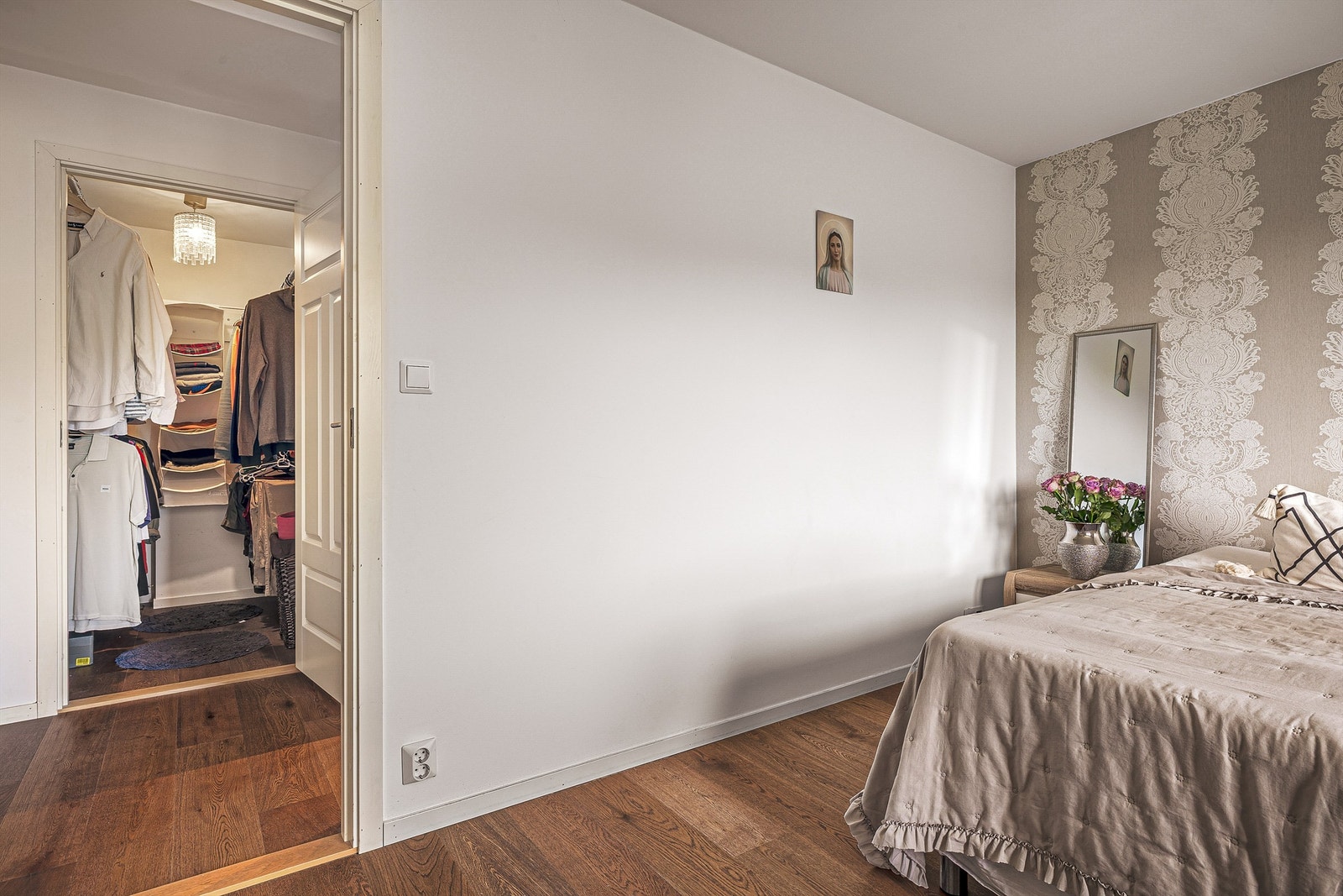 Ekstra rom som egner seg perfekt til garderobe, eller ekstra oppbevaringsplass rett ved soverommet. Galleribilde