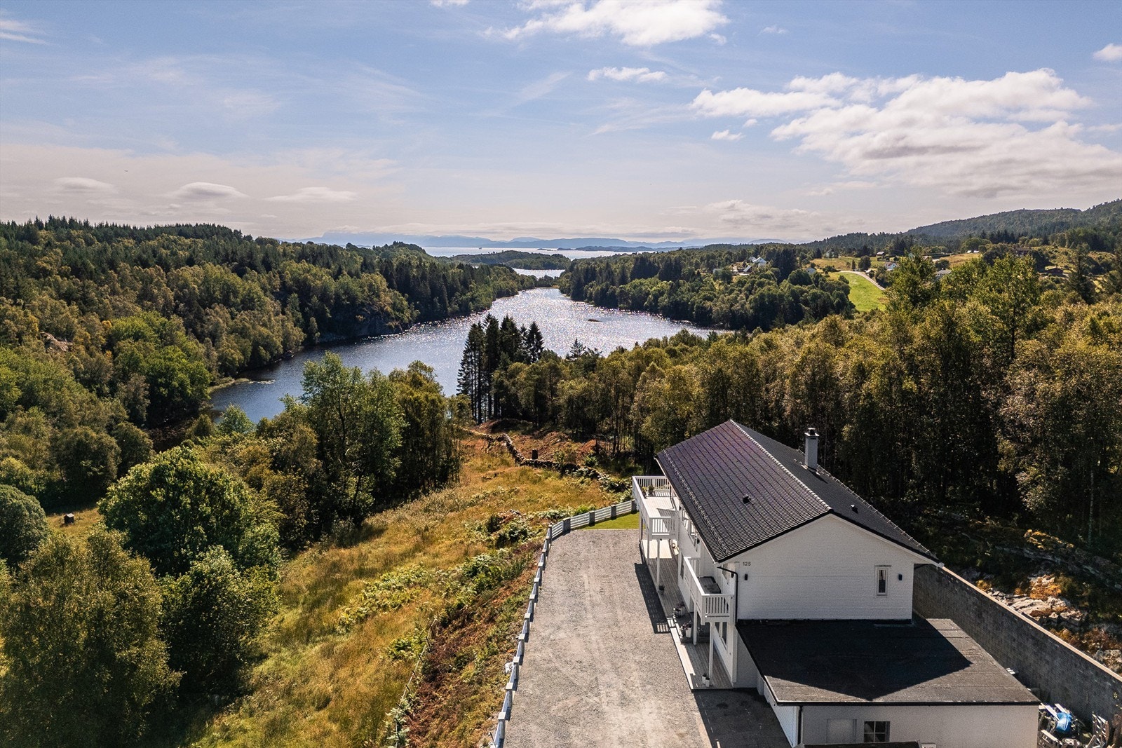 Her bor du i ett med naturen. Nyt det grønne området til enhver tid. Galleribilde
