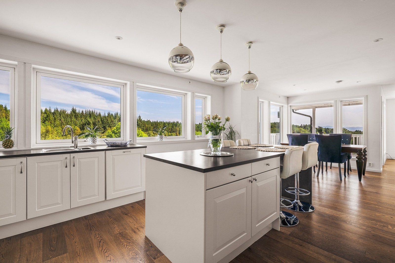 Stort og åpent kjøkken, med kjøkkenøy. Galleribilde