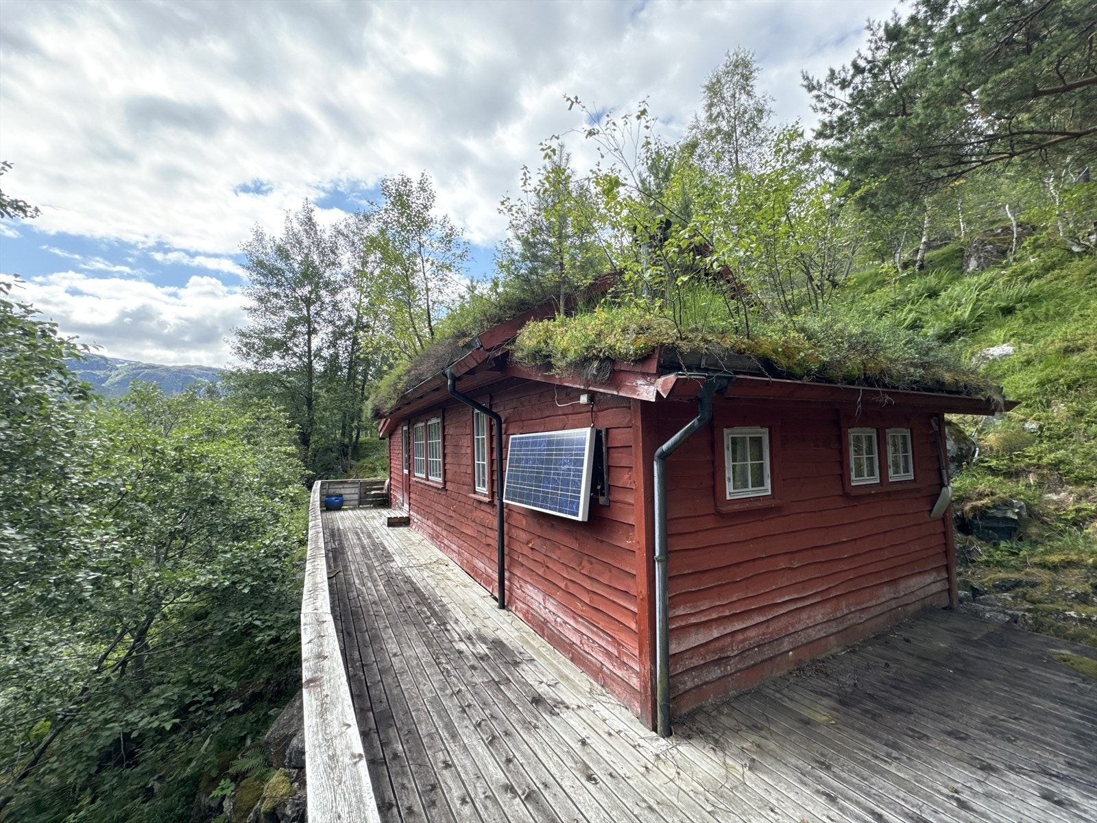 Velkommen til Hambrabøvegen 104 - Hytte med avskjermet, fin beliggenhet. Enkel standard med renoveringsbehov. Galleribilde