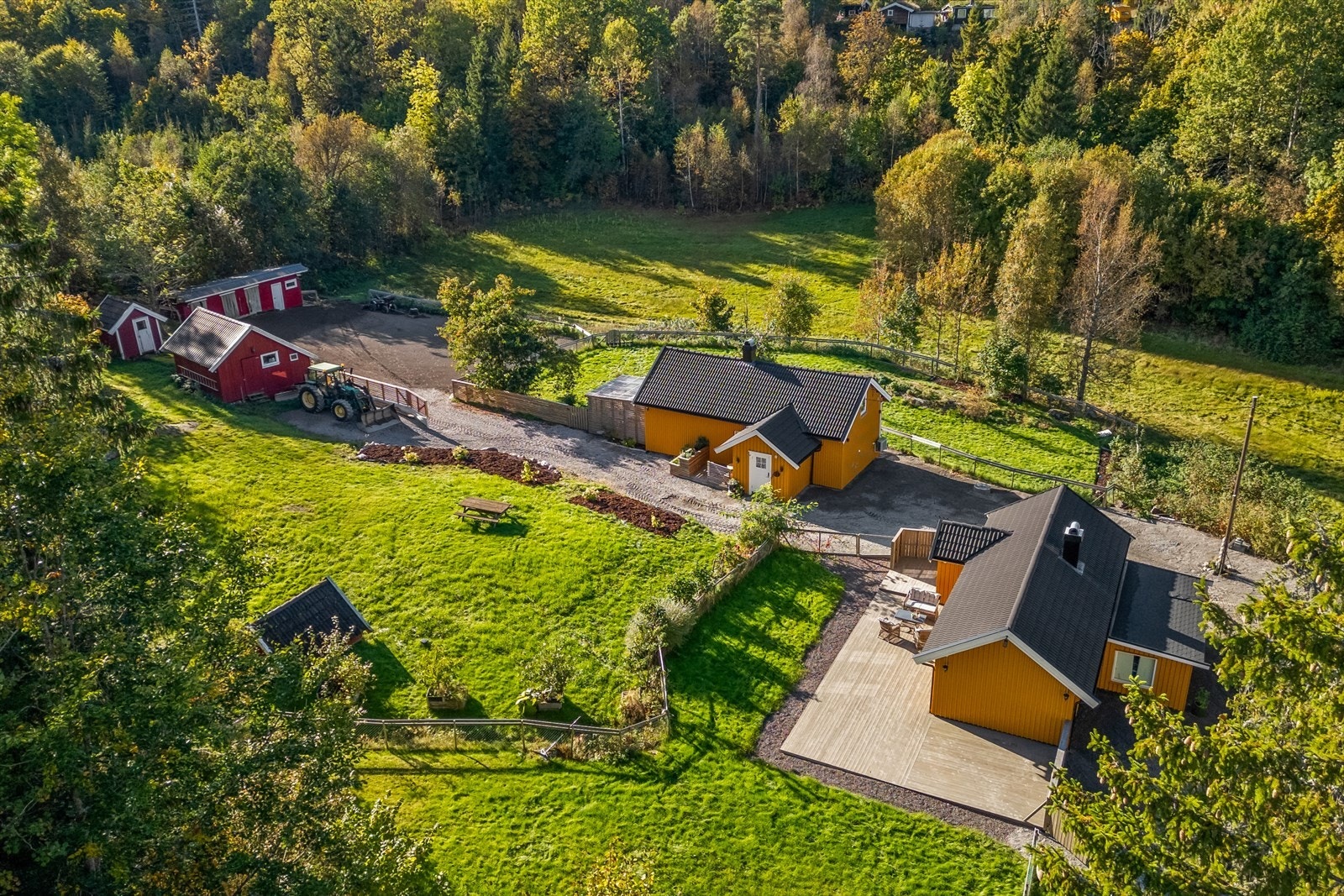 På tomten er det enebolig, stall, anneks og låve/vedskjul. Galleribilde