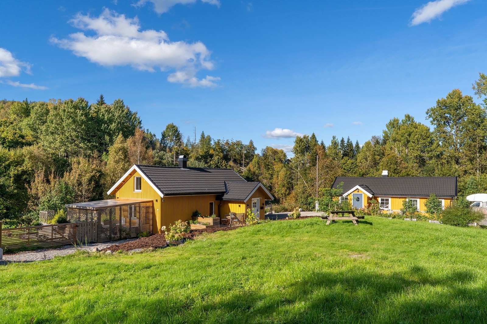 Tunet er oversiktlig og gir god plass til parkering, oppstalling og aktiviteter for hele familien. Galleribilde