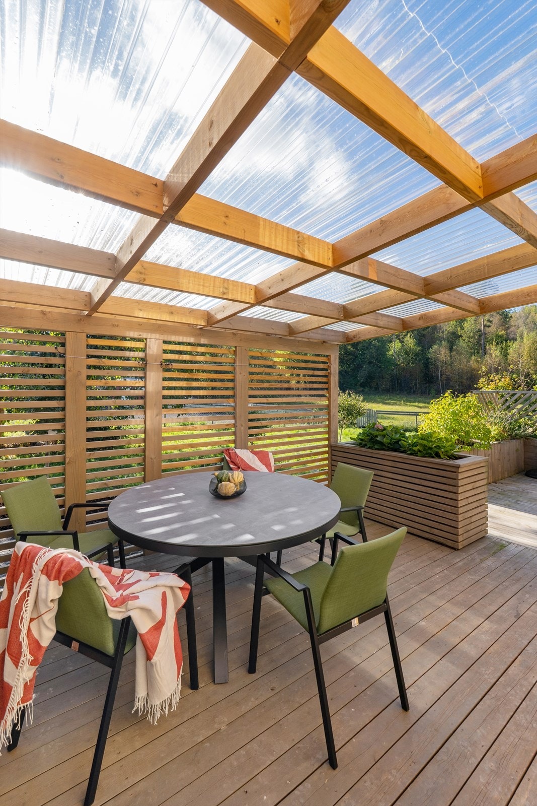 Her er det god plass for diverse utemøblementer. Galleribilde