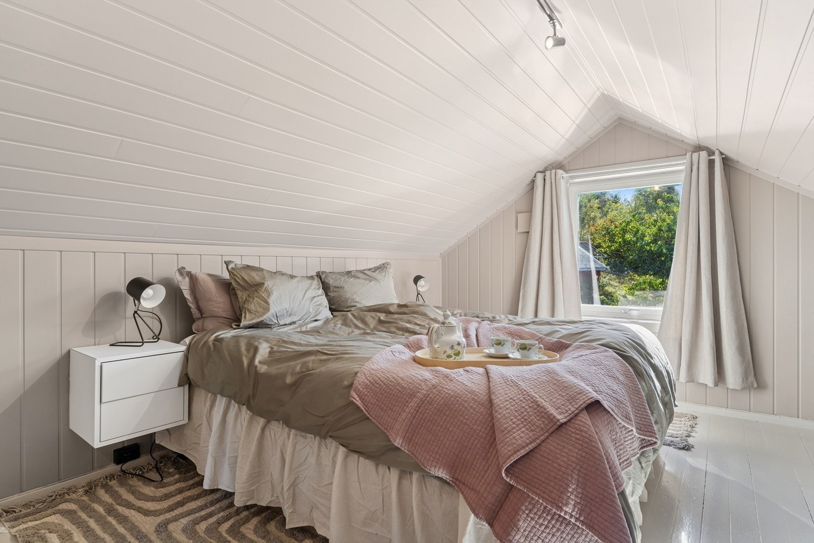 Romslig soverom med plass for dobbeltseng og tilhørende møbler. Galleribilde