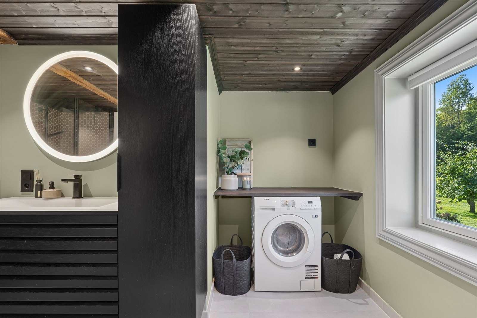 Det er montert praktisk benk over vaskemaskin for ekstra benkeplass. Galleribilde