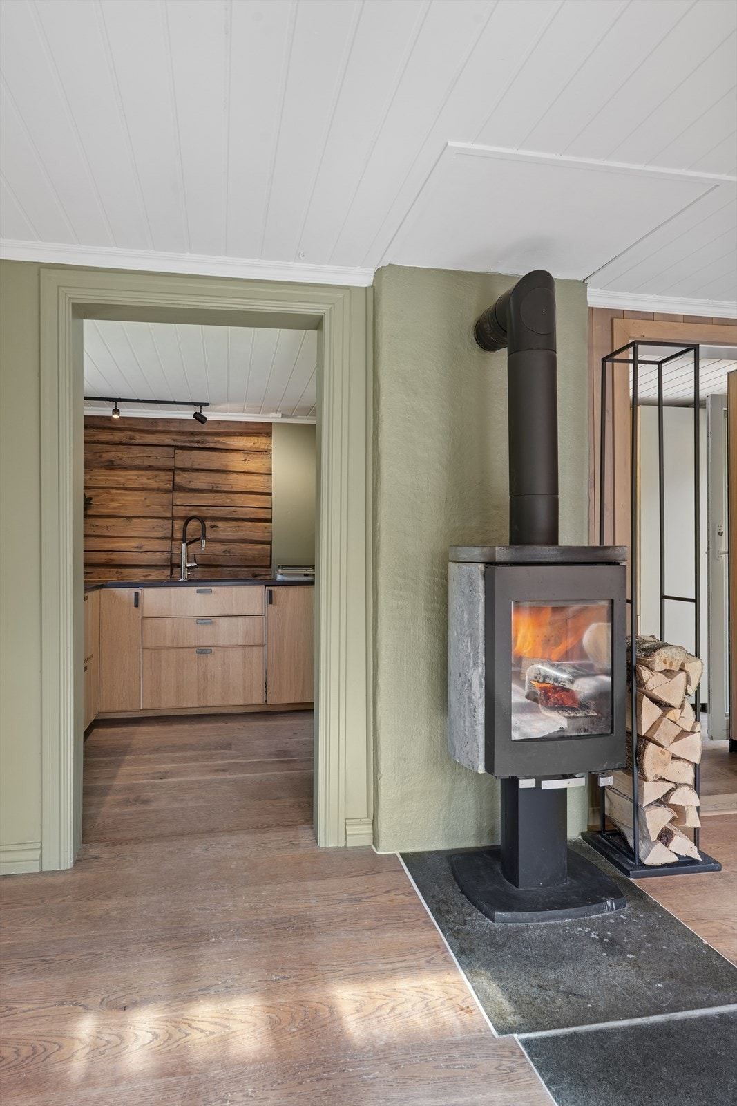 Stuen har vedovn fra 2022 som varmer godt på kaldere dager. Galleribilde