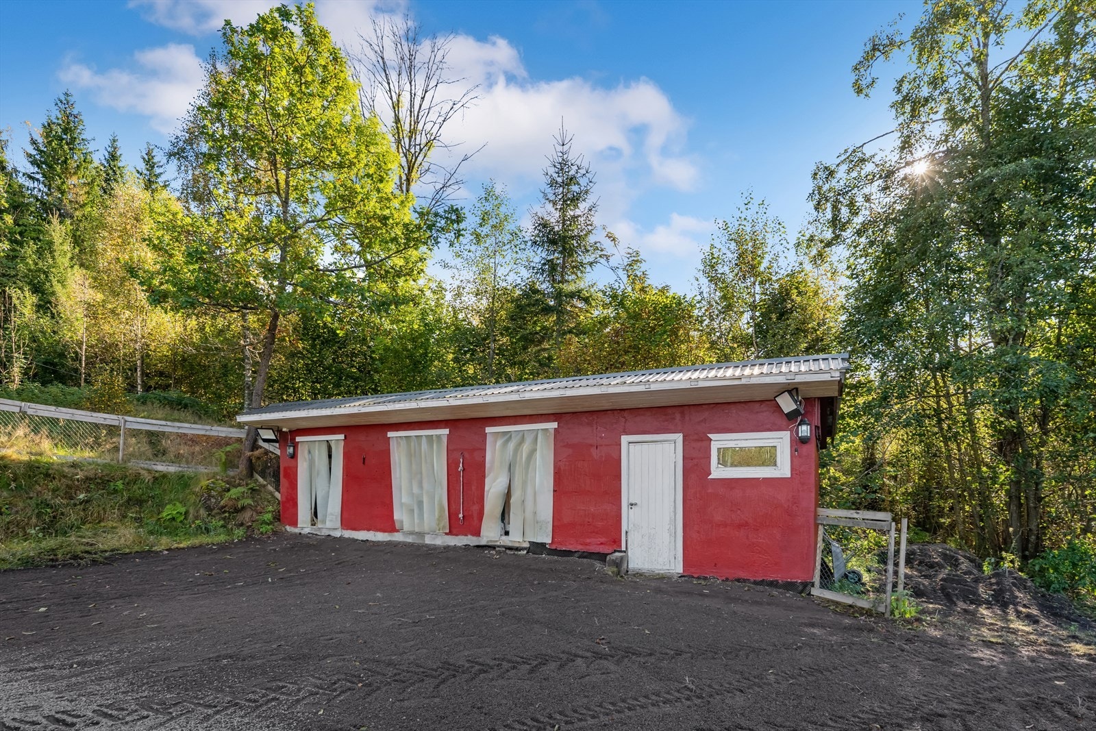 Stallen med 3 stk stallbokser, samt. salrom. Galleribilde