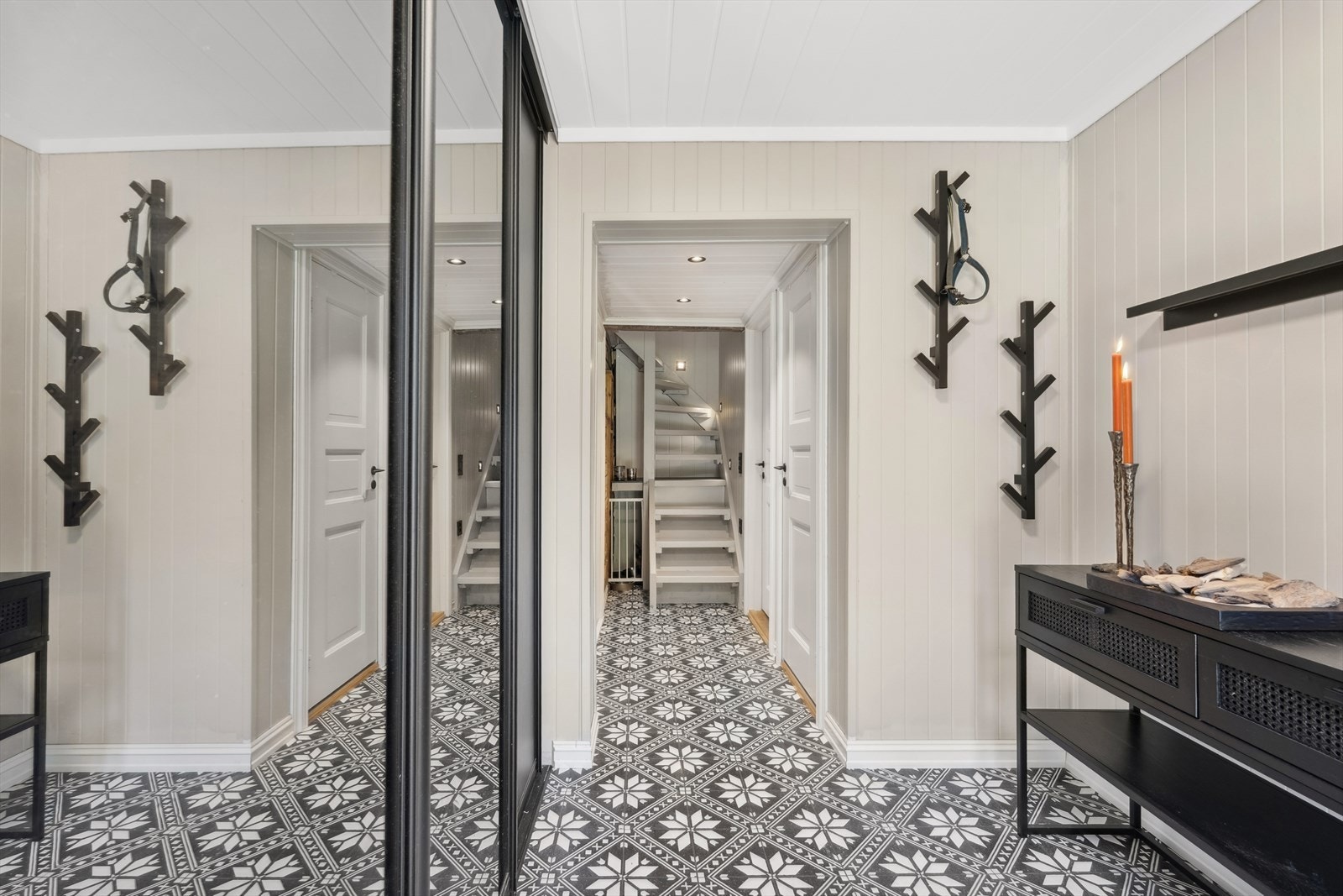 Entréen har stilige og moderne fliser med varmekabler. Det er skyvedørsgarderobe for ekstra oppbevaring. Galleribilde