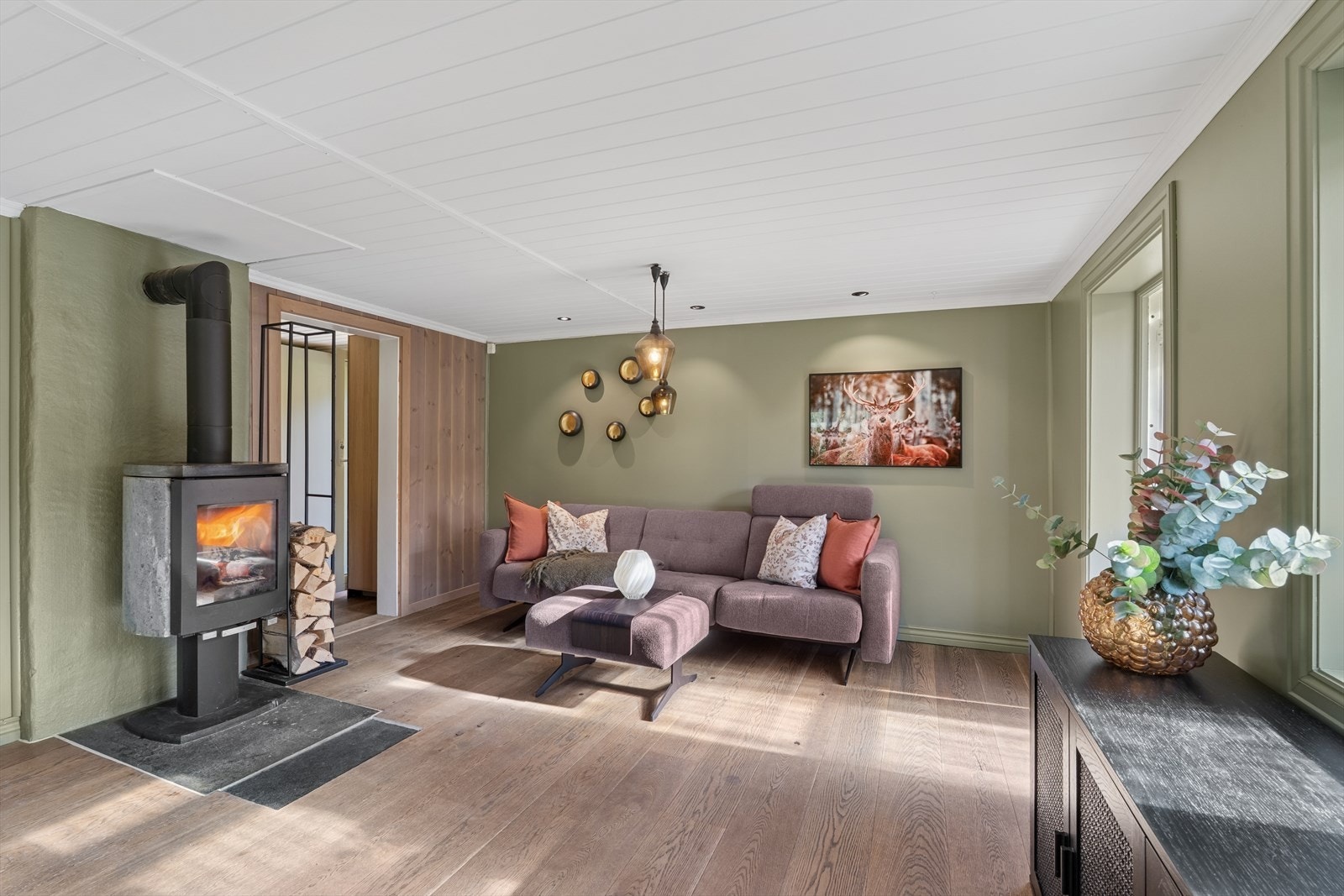 Stuen har naturlig plass til sofagruppe. Galleribilde