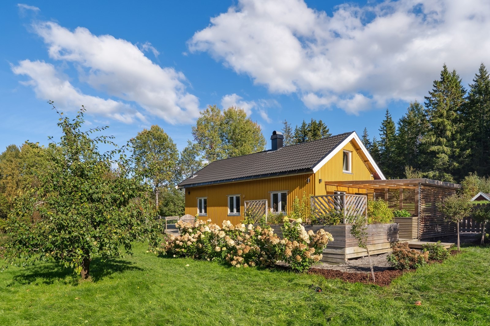 Gode solforhold og skjermet beliggenhet gir perfekte rammer for uteliv og hageglede. Galleribilde